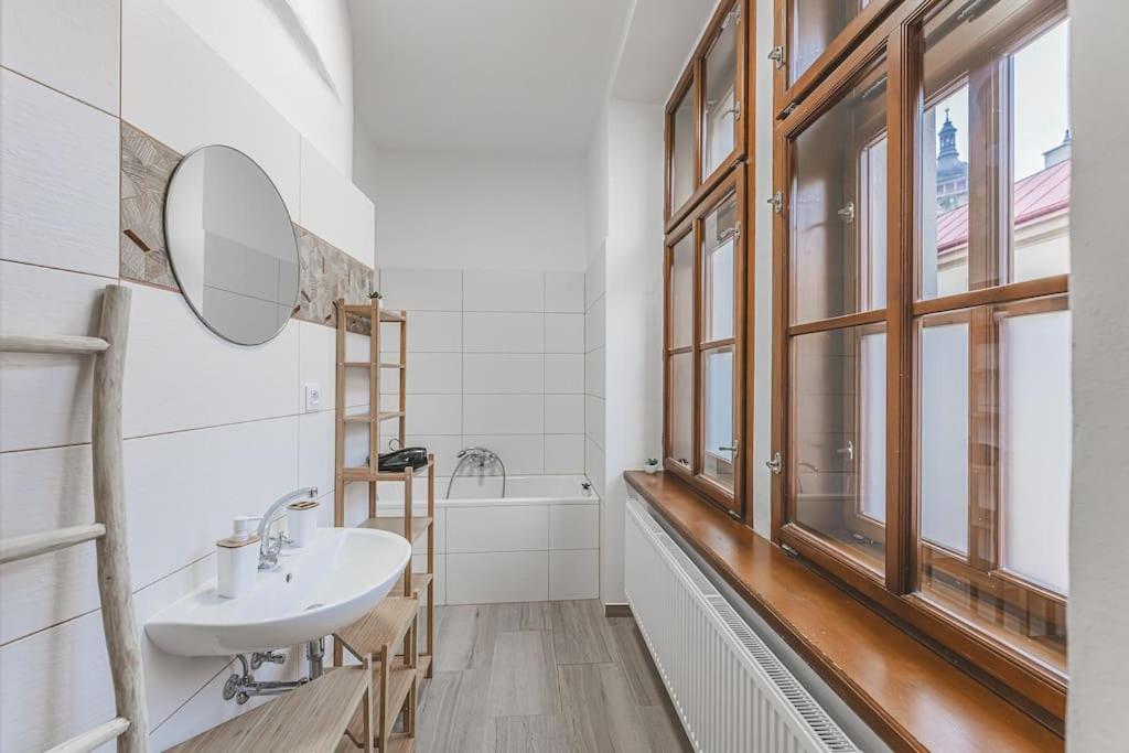 Carolina'S Yoga Apartment Hradec Králové Exteriör bild